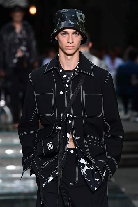 versace noventa piave maglie uomo collezione primavera 2018|donatella versace fashion.